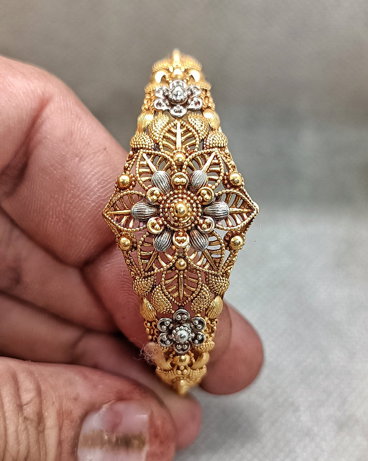 Traditional kara045