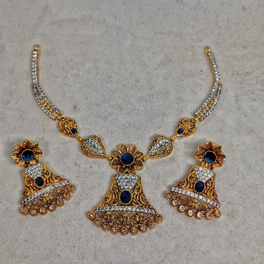 Beautiful necklace set