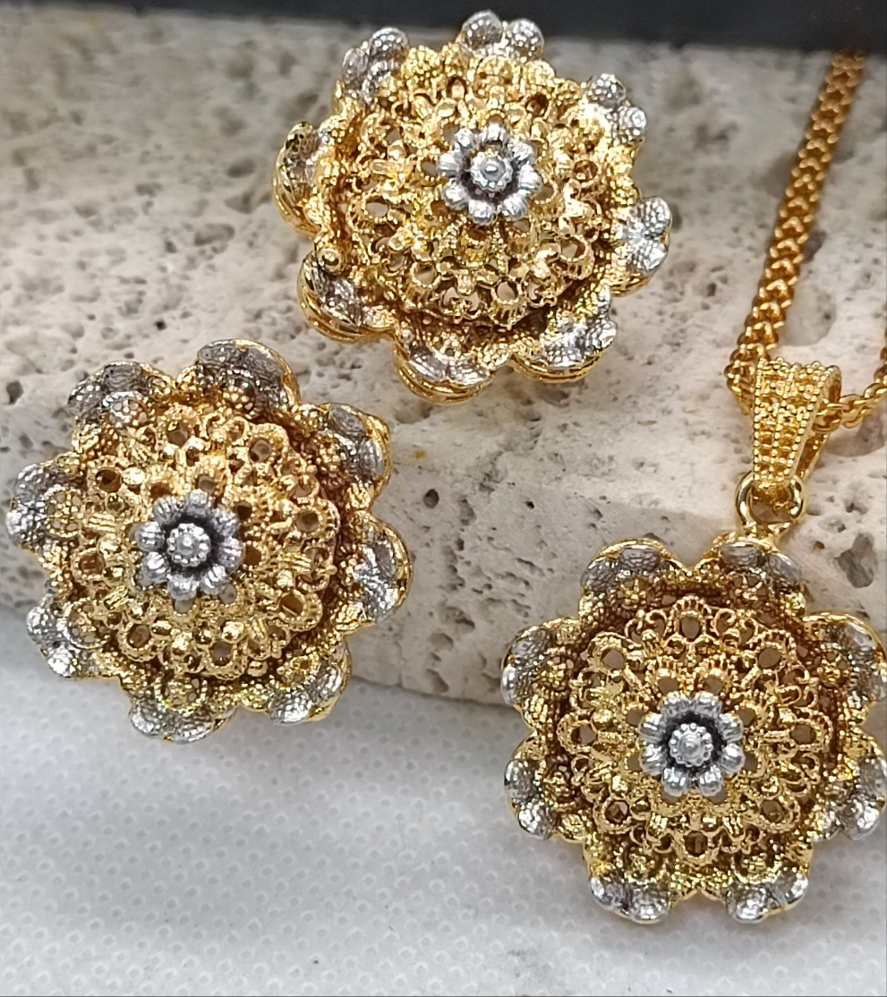 Traditional locket set